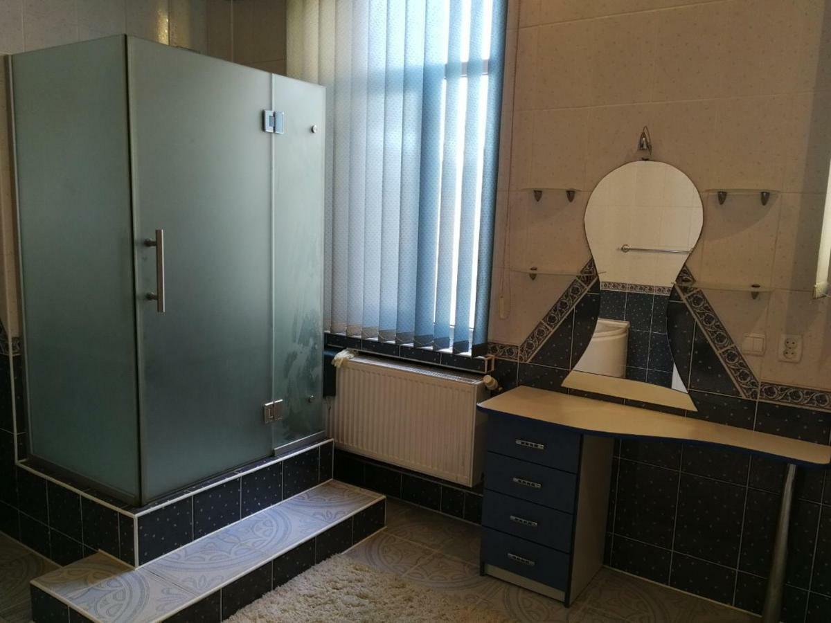 Затишна Квартира В Центрі Міста Тернопил Екстериор снимка